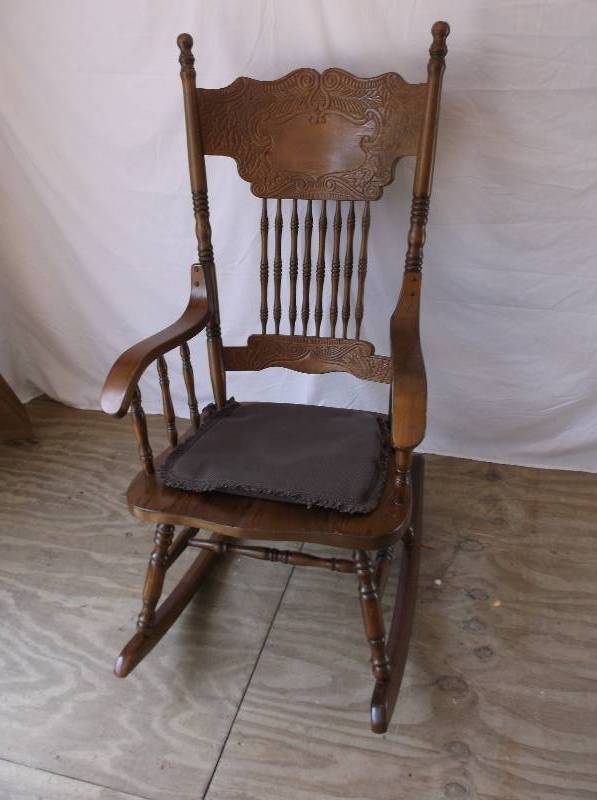 lot 41 image: Rocking chair