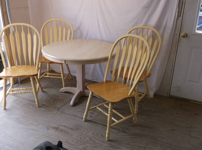 lot 43 image: Dinning Table