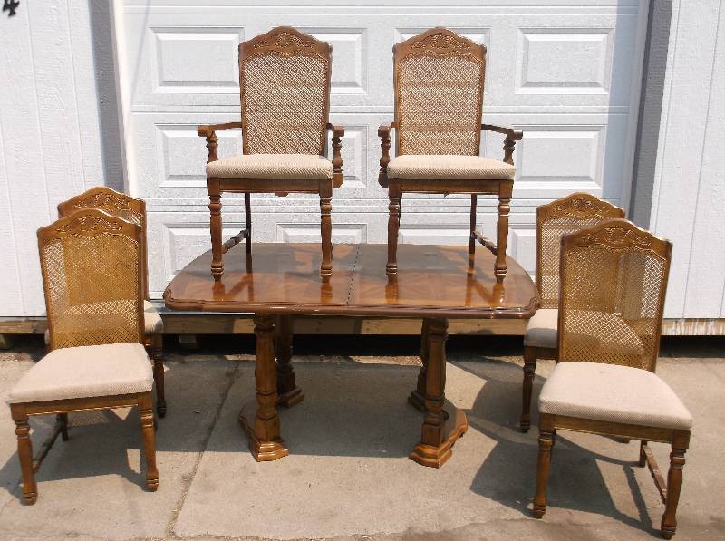 lot 72 image: Dinning Table