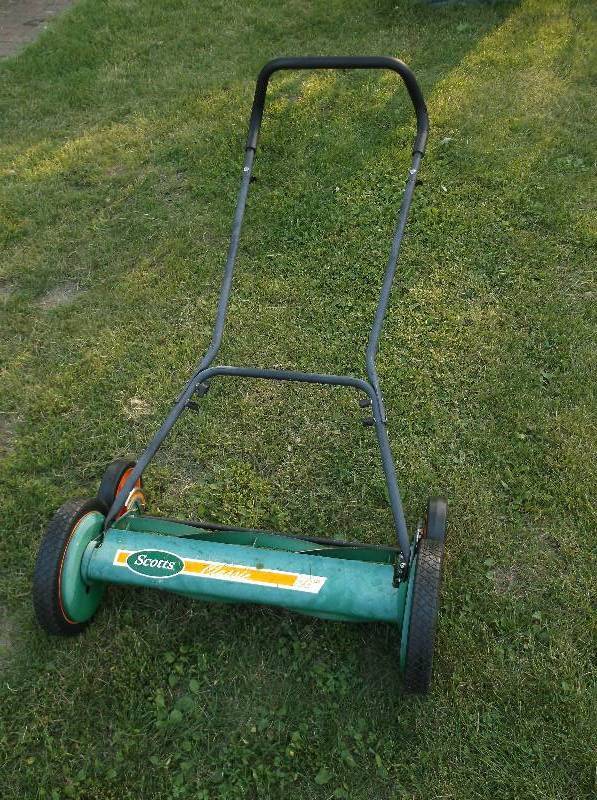 lot 83 image: Lawn mower