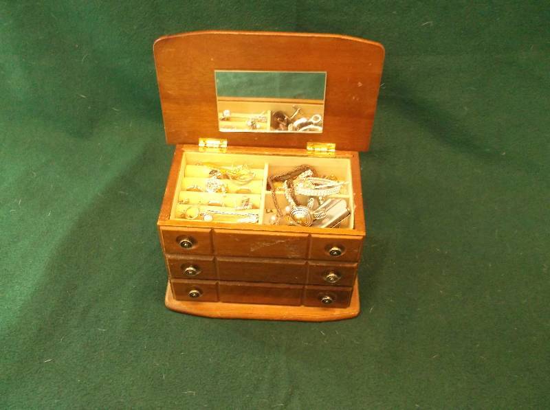 lot 92 image: Jewelery box
