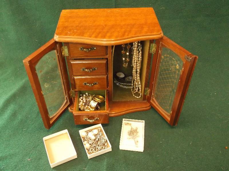 lot 94 image: Jewelery box