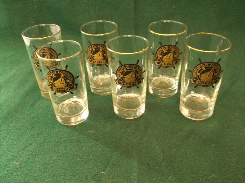 lot 98 image: Glasses