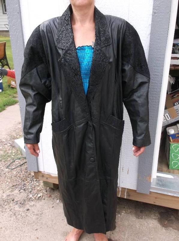 lot 104 image: Leather jacket