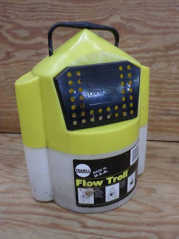 lot 11 image: Frabill Minnow Bucket ...