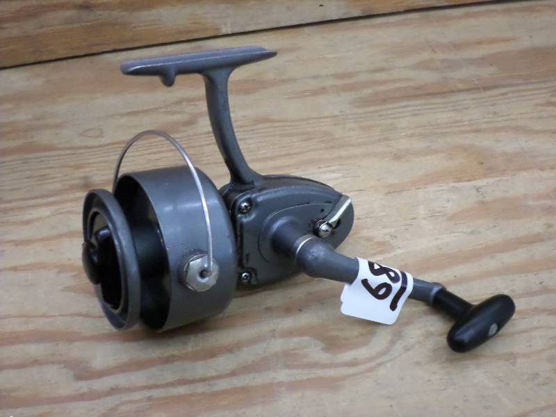 lot 68 image: Vintage Roddy 944D Spinning Reel ...