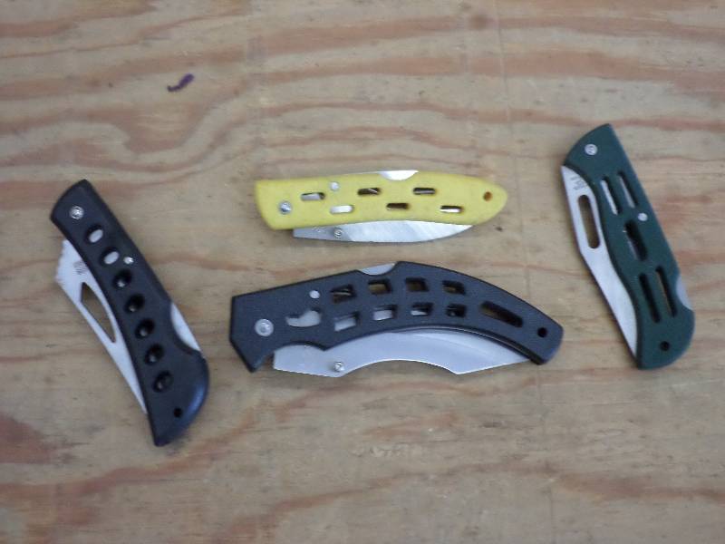 lot 124 image: Bag Of (4) Folding Pocket Knives ...