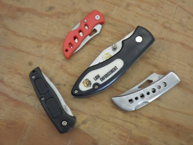 lot 125 image: Bag Of (4) Folding Pocket Knives ...