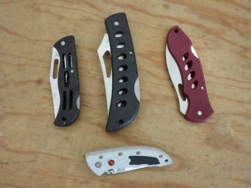 lot 126 image: Bag Of (4) Folding Pocket Knives ...