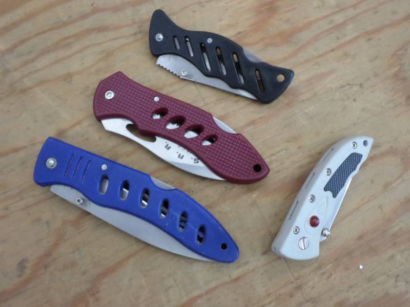lot 127 image: Bag Of (4) Folding Pocket Knives ...