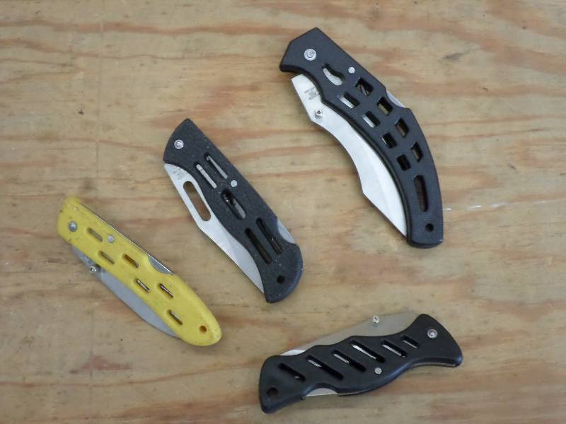 lot 129 image: Bag Of (4) Folding Pocket Knives ...