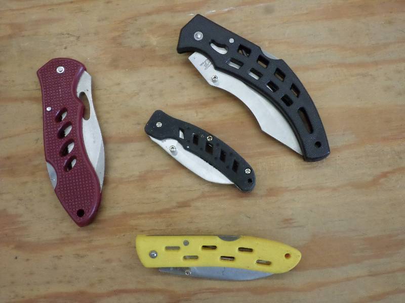 lot 130 image: Bag Of (4) Folding Pocket Knives ...