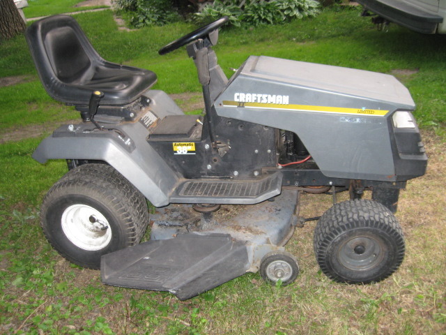 lot 1 image: Craftsman Riding Lawn Mower