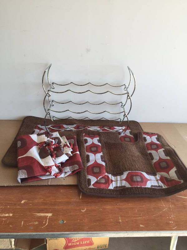lot 20 image: WINE BOTTLE RACK AND BATHROOM ITEMS