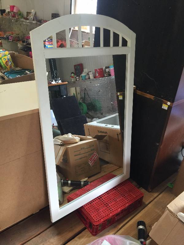 lot 5 image: Stanley Furniture Dresser W Mirror (White)