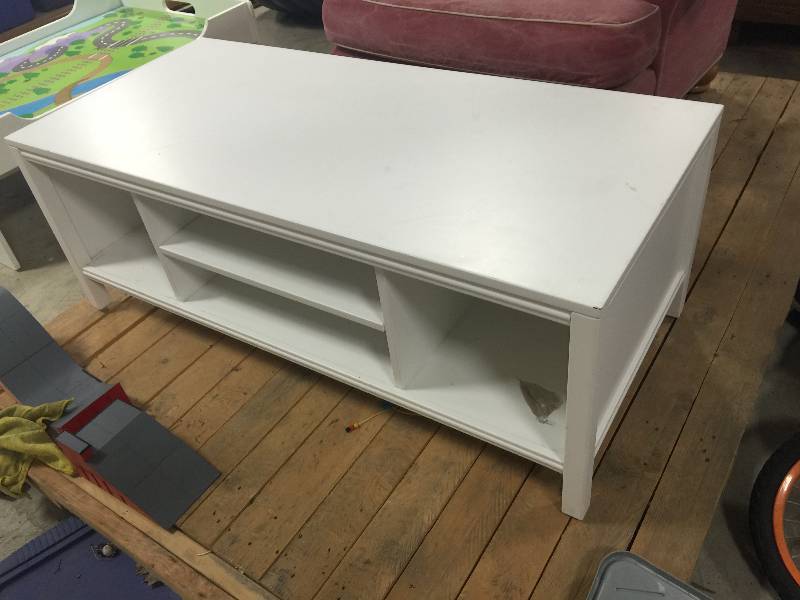 lot 19 image: Low Profile TV Entertainment Stand