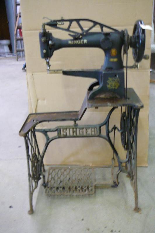 lot 29 image: Vintage  Singer and Stand 29K71 E5534895 Seems to work