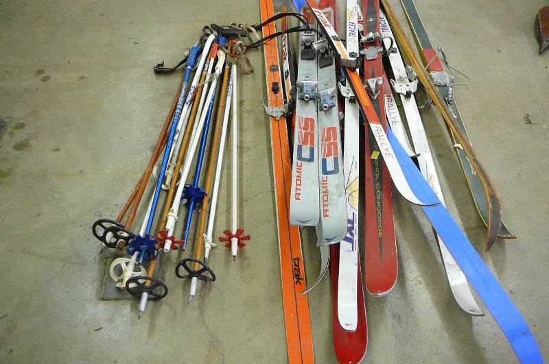 lot 52 image: Lot of skies and Poles