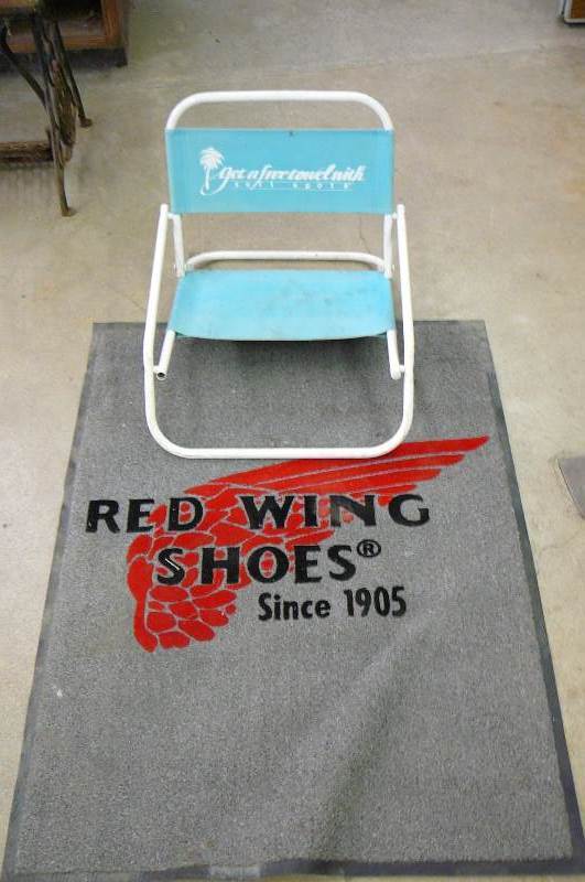 lot 56 image: Redwing Rug and Lawn Chair 48 X 36