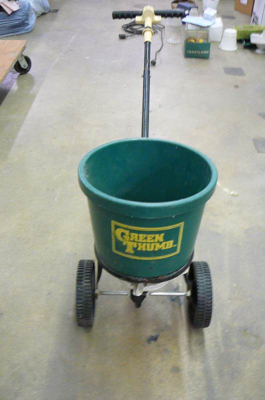 lot 1 image: Fertilizer Cart Green Thumb