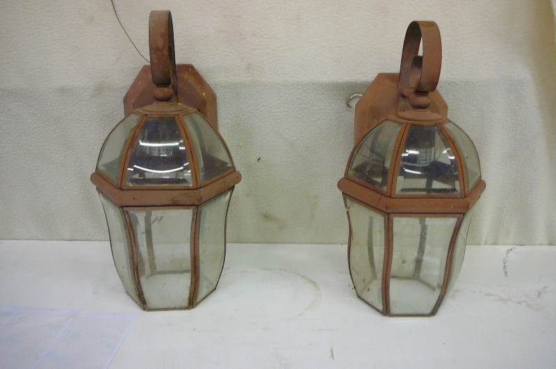 lot 7 image: 2 Light Fixtures