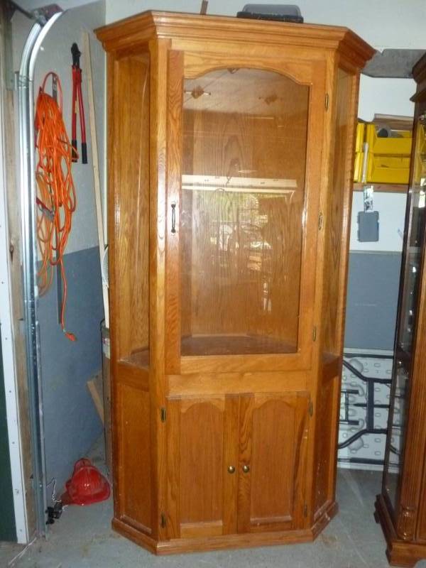 lot 1 image: Corner Hutch Cabinet