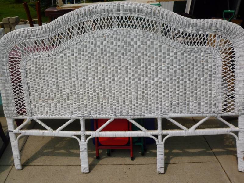 lot 7 image: Painted Wicker Headboard