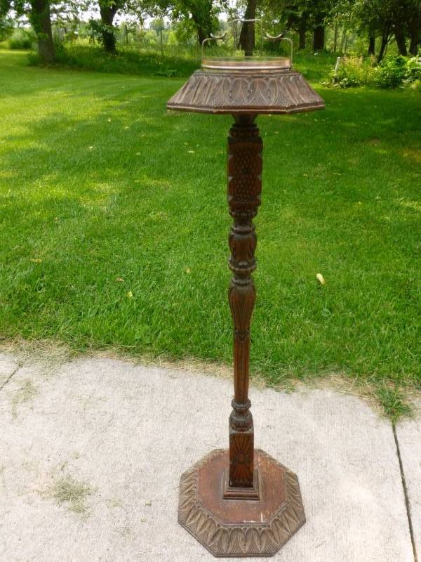 lot 9 image: Antique Smoke Stand
