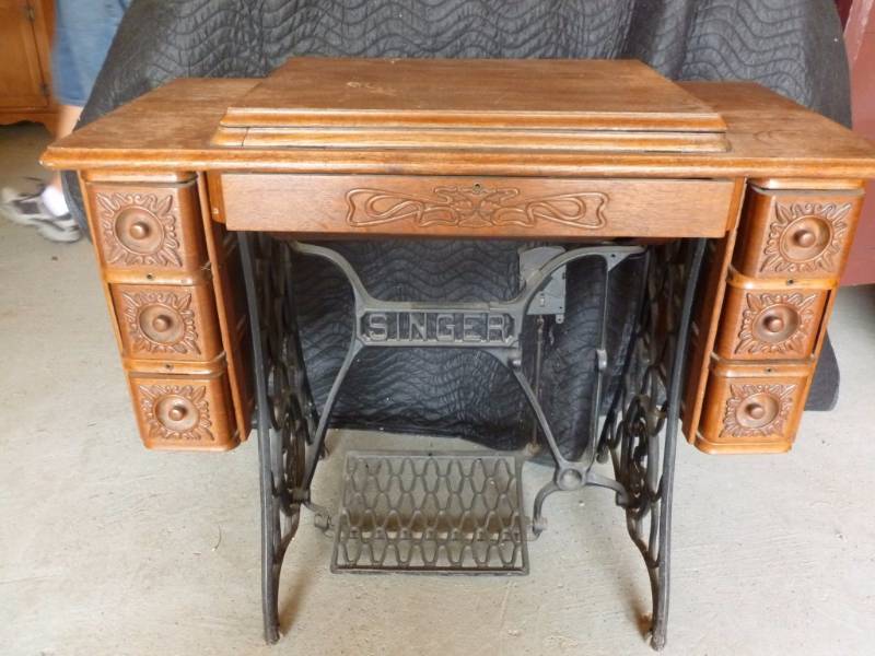 lot 13 image: Antique Singer Sewing Machine