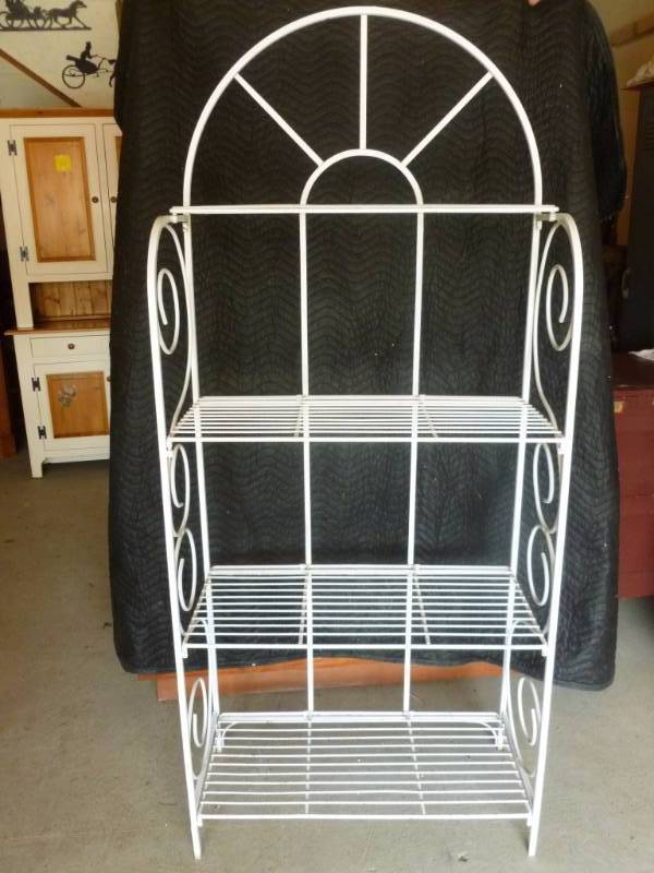 lot 15 image: Bakers Rack