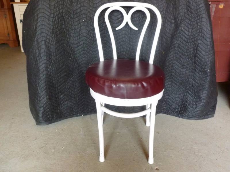 lot 16 image: Painted Chair