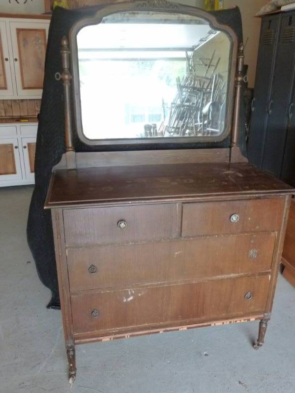 lot 26 image: Antique Dresser