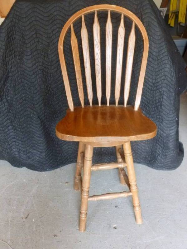 lot 33 image: Solid Oak Bar Stool