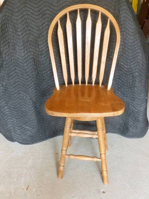 lot 34 image: Solid Oak Bar Stool