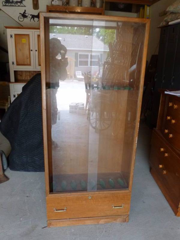lot 38 image: Wooden Gun Cabinet