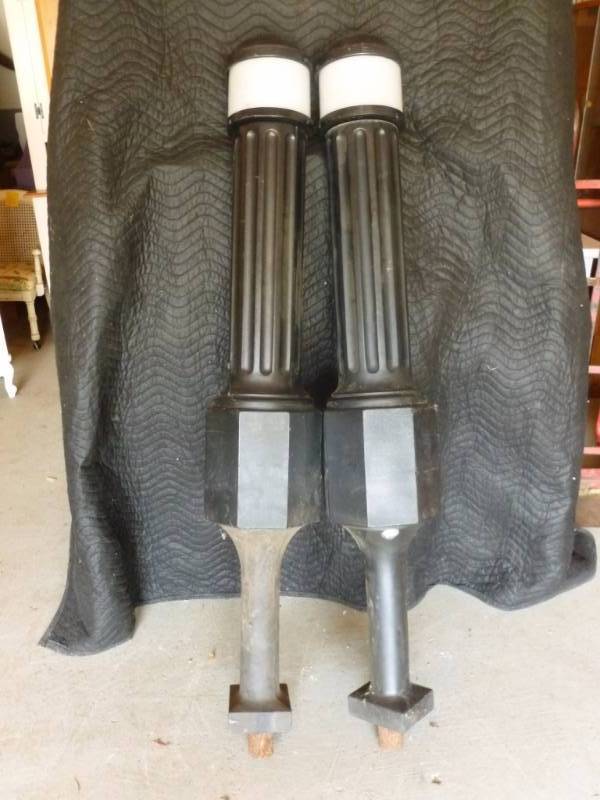 lot 40 image: Large Outdoor Pillar Lights