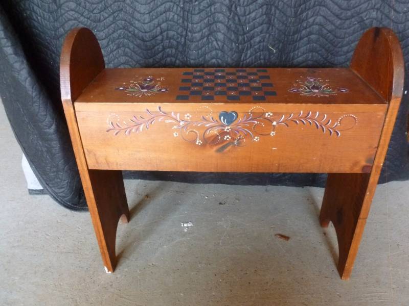 lot 80 image: Painted Wood Hall Bench