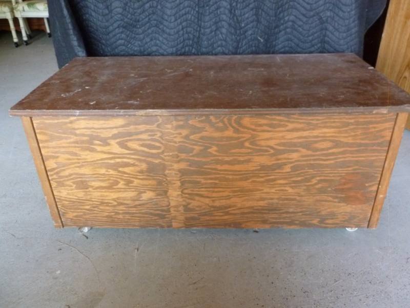 lot 86 image: Large Wooden Storage Box