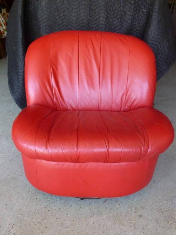 lot 96 image: Red Leather Swivel Chair