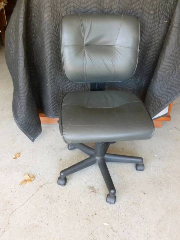 lot 104 image: Adjustable Office Chair