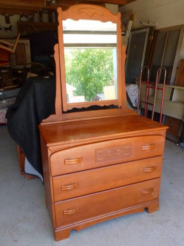 lot 117 image: Vintage Dresser