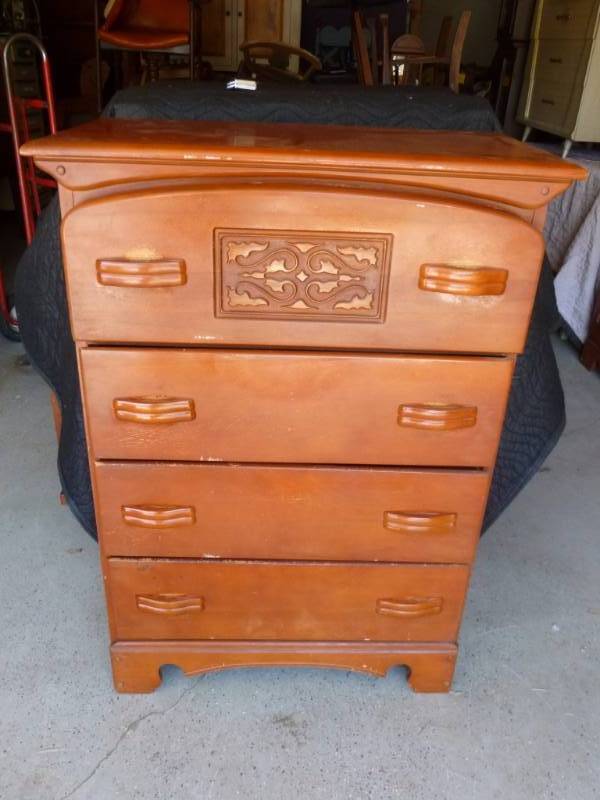 lot 118 image: Vintage Dresser