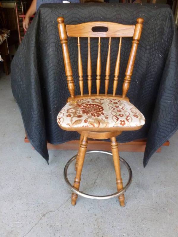 lot 119 image: Oak Bar Stool