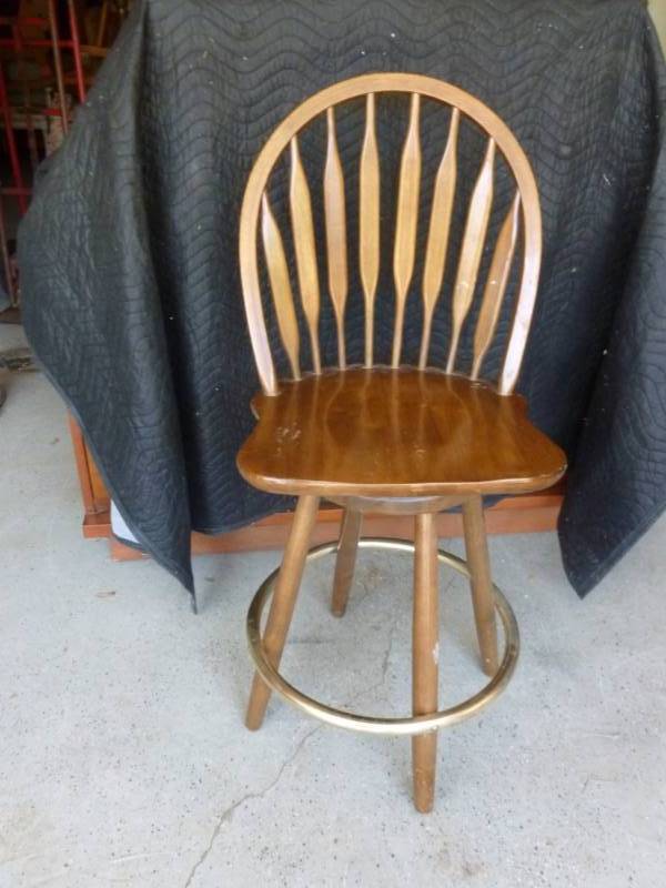 lot 120 image: Oak Bar Stool