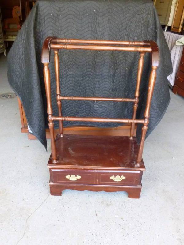 lot 122 image: Quilt Rack