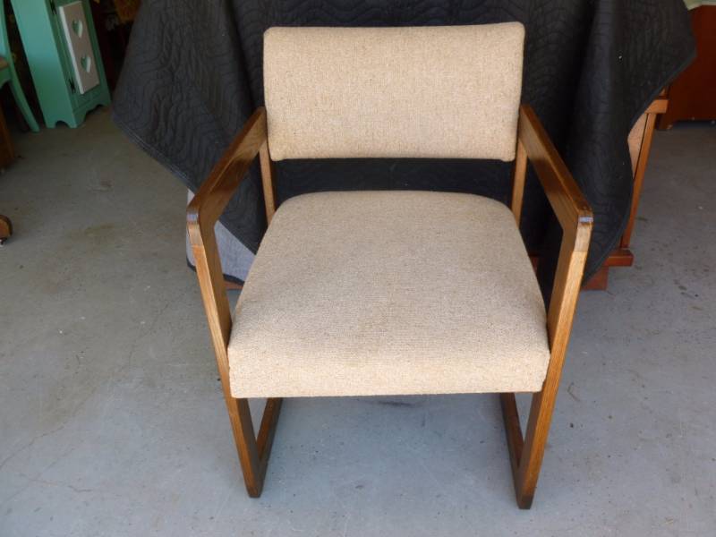 lot 129 image: Oak Chair