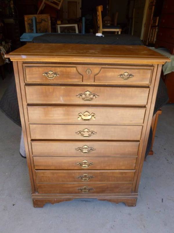 lot 134 image: Dresser