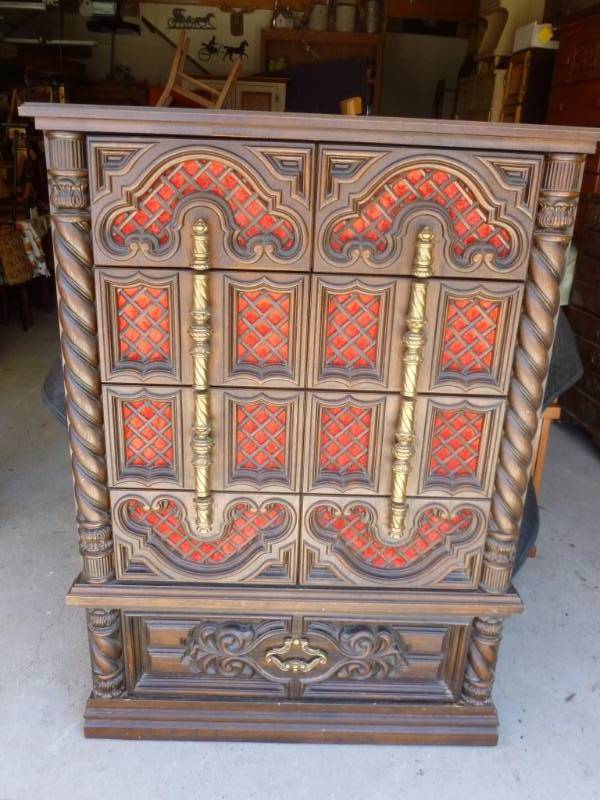 lot 135 image: Dresser