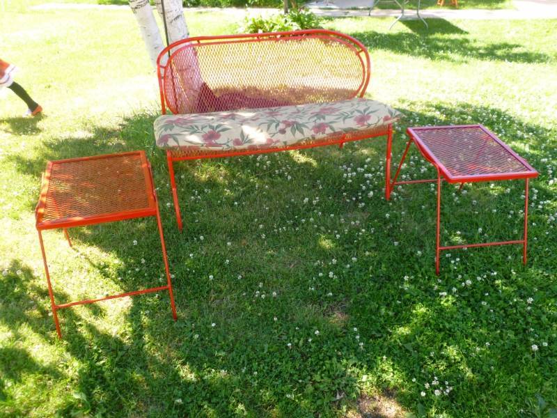 lot 136 image: Painted Metal Patio Set