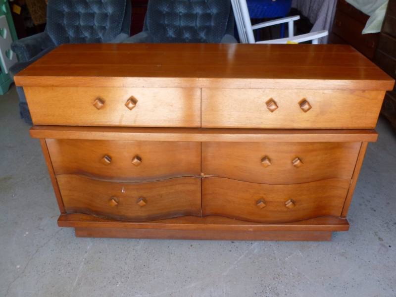 lot 141 image: Vintage Dresser